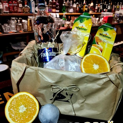 1L FINLANDIA vodka, 2x 1L orange juice, pomeranč, ice balls