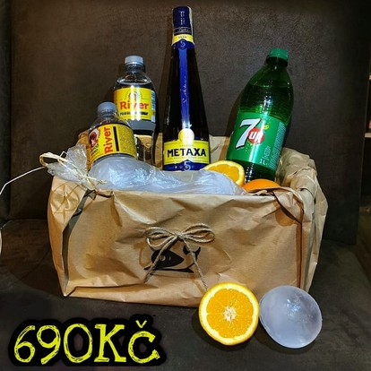 1L METAXA 5*, 2x 0,5L tonic, 1L 7up, pomeranč, ice balls